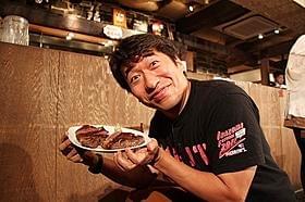 松阪牛を手にご機嫌の寺門ジモン