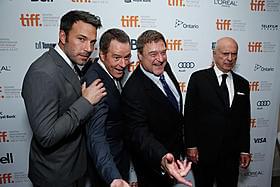 (左から)ベン・アフレック、ブライアン・クライストン、 ジョン・グッドマン、アラン・アーキン「アルゴ」