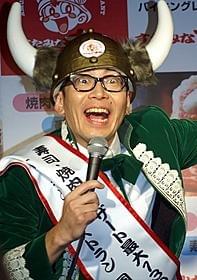 スギちゃんに代わり新メニューをPRした髭男爵ひぐち君
