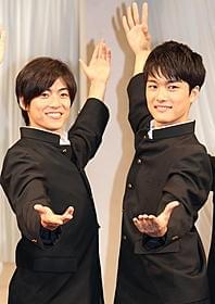 学ラン姿で登場した大東駿介(左)と入江甚儀