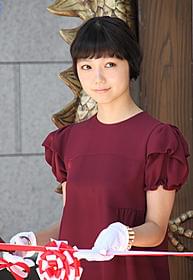 テープカットを行った宮崎あおい「天地明察」
