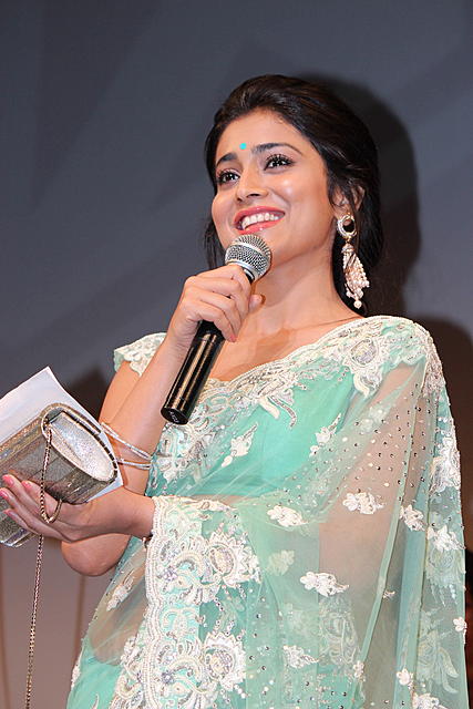 インドの人気女優シュリヤー・サランが初来日、ファンの歓声に思わず涙