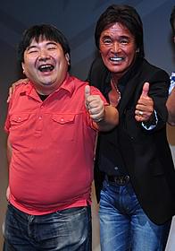松崎しげる(右)と井口昇監督「デッド寿司」