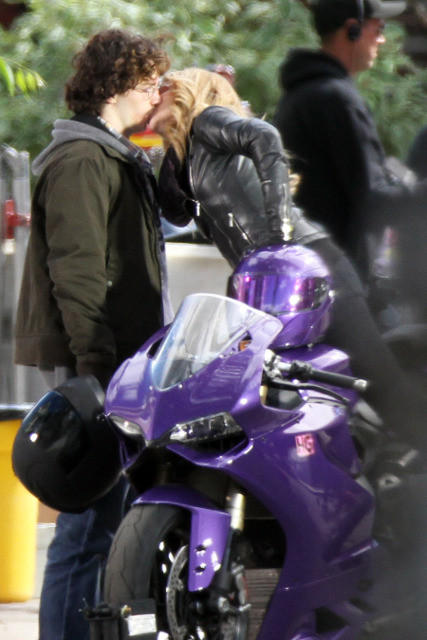 クロエ・モレッツ「キック・アス2」でバイクにまたがりキック・アスにキス！