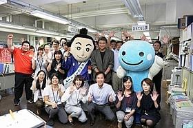 船越栄一郎と高知県庁観光振興部の職員たち「県庁おもてなし課」