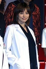 白衣姿で会見に臨んだ米倉涼子