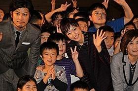 チビッ子たちにも大人気だった井上真央「綱引いちゃった!」