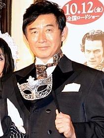 仮面にタキシード姿で登場した石田純一「推理作家ポー 最期の5日間」