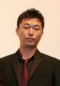 舞台挨拶に立った新井浩文「赤い季節」