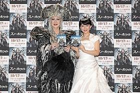 (左より)登場キャラクターにちなんだドレス姿で登場した 美川憲一と福田彩乃「スノーホワイト」