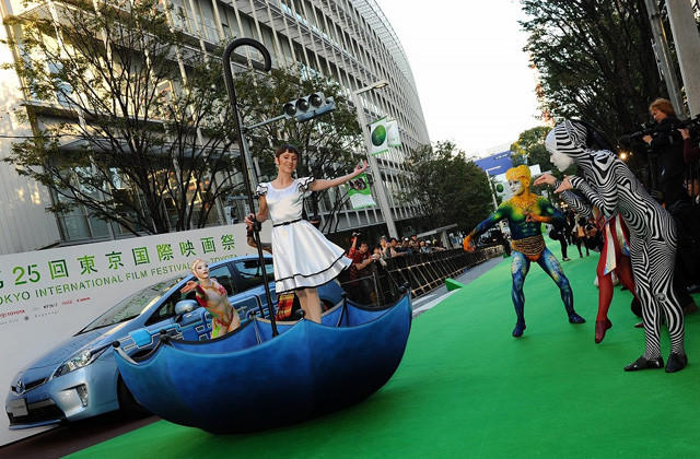 第25回東京国際映画祭開幕 グリーンカーペット上パフォーマンスに観客熱狂
