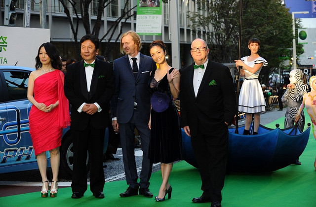 第25回東京国際映画祭開幕　グリーンカーペット上パフォーマンスに観客熱狂