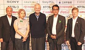 会見に出席したエマニエーレ・クリアレーゼ、部谷京子、 ロジャー・コーマン審査委員長、滝田洋二郎、リュック・ローグ「デルス・ウザーラ」