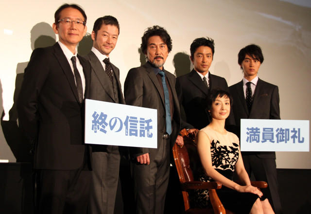 紅一点の草刈民代を囲む（左から）周防正行監督、 浅野忠信、役所広司、大沢たかお、細田よしひこ