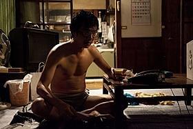 笑顔を封印し、さえない中年男性に扮した堺雅人「その夜の侍」