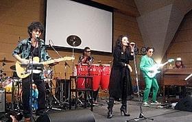大物ミュージシャンをバックに歌声を披露した夏木マリ