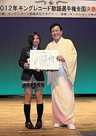 グランドチャンピオンに輝いた飯塚なつみさん(左)
