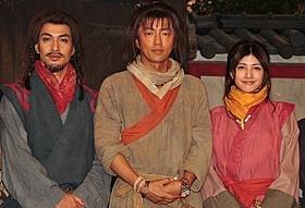 古代衣装に身を包んだ大沢たかお、北村一輝、内田有紀