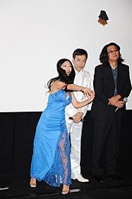 パンティを客席に投げ入れる壇蜜「私の奴隷になりなさい」