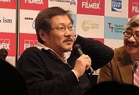 観客の質問に答えるホン・サンス監督「3人のアンヌ」
