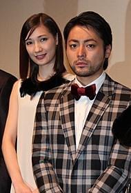 「ミロクローゼ」初日挨拶に 立った山田孝之とマイコ「ミロクローゼ」
