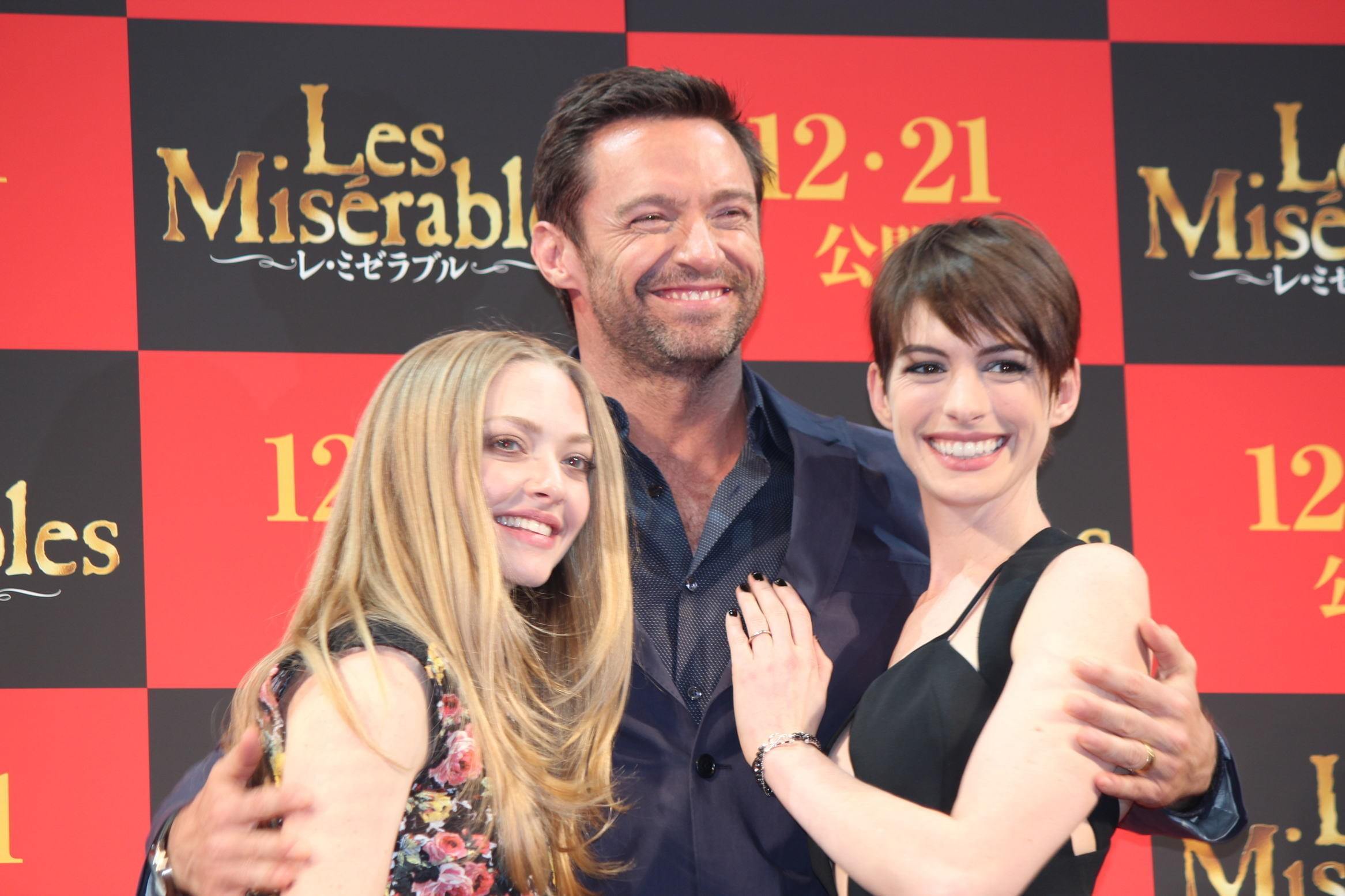 ヒュー・ジャックマン、アン・ハサウェイ＆アマンダ・セイフライド“両手に花”でご満悦