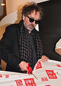 テープカットを行うティム・バートン監督「フランケンウィニー」