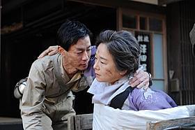 病身の母(田中裕子)を抱き起こす惠介(加瀬亮)「はじまりのみち」