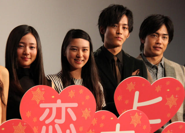 「今日、恋をはじめます」初日挨拶に立った（左から） 木村文乃、武井咲、松坂桃李、青柳翔