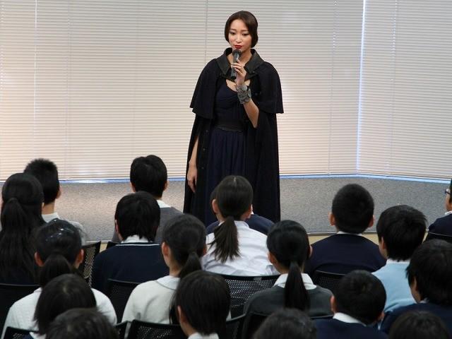 杏、“妖怪教師”に扮し母校で課外授業 後輩小学生にアドバイス - 画像3