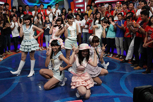 「JKT48」高城亜樹＆仲川遥香、インドネシアの歌番組で初パフォーマンス