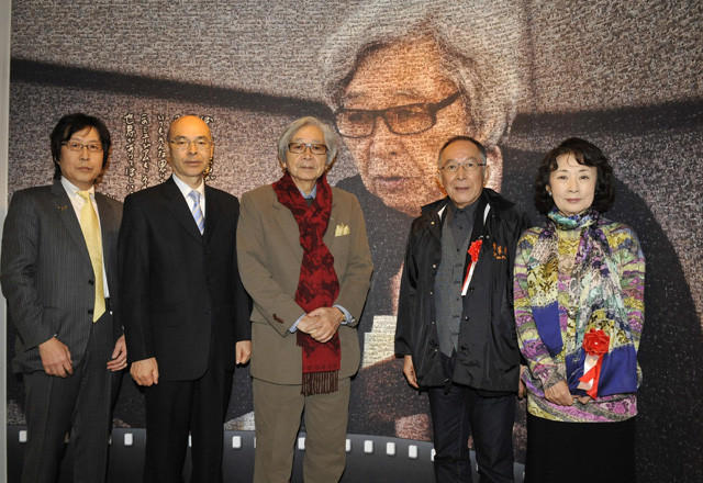 記念式典に出席した山田洋次監督と 「東京家族」に主演する橋爪功と吉行和子ら