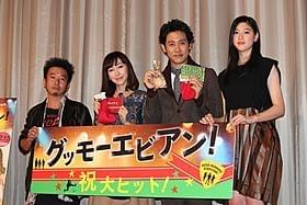 ほのぼのとした雰囲気の「グッモーエビアン!」初日挨拶「グッモーエビアン!」