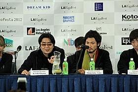 ハリウッドで会見に臨んだ大友啓史監督(左)と青木崇高「るろうに剣心」
