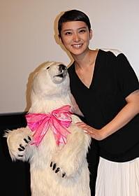 シロクマのぬいぐるみに喜ぶ武井咲「今日、恋をはじめます」