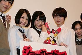 初主演作の初日を迎え感無量の北原里英(中央)「ジョーカーゲーム」