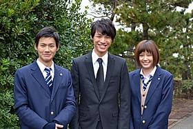 「江ノ島プリズム」の撮影に臨む (左から)野村周平、福士蒼汰、本田翼「江ノ島プリズム」
