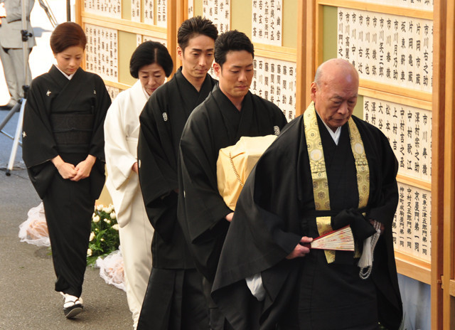 大竹しのぶ、勘三郎さんに「大好きですよ。またね」 本葬に弔問客1万2000人