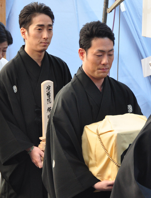 大竹しのぶ、勘三郎さんに「大好きですよ。またね」 本葬に弔問客1万2000人 - 画像4
