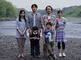 初の父親役に挑む福山雅治、妻役の尾野真千子(左)、 共演の真木よう子、リリー・フランキーら「そして父になる」
