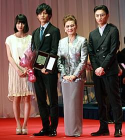 石原まき子さんに絶賛された松坂桃李(左から2人目)「北のカナリアたち」