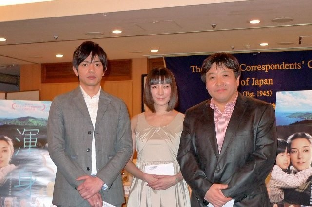 会見に出席した（左から） 青柳翔、伊藤歩、錦織良成監督