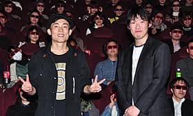 初日挨拶に立ったGOMAと松江哲明監督「フラッシュバック」