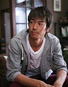 「草原の椅子」に出演するAKIRA「草原の椅子」