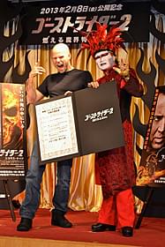 “灼熱の契約書”を取り交わしたテイラー監督(左)と デーモン閣下(右)「ゴーストライダー」