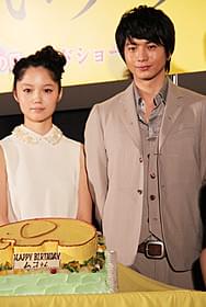 サプライズケーキで喜びをかみしめる 向井理(右)と宮崎あおい「きいろいゾウ」