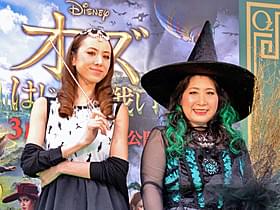 魔女コスプレを披露した道端アンジェリカとあき竹城「オズ はじまりの戦い」