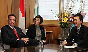 会談するアーノルド・シュワルツェネッガーと石原伸晃環境相「ラストスタンド」