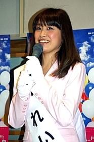 主演舞台の会見に出席した高橋愛