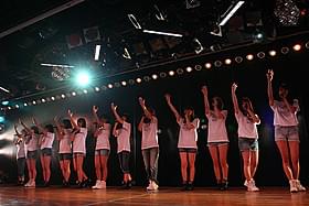 AKB48劇場の特別公演で「掌が語ること」を歌うメンバーたち